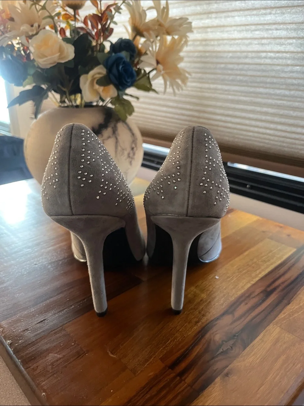 NEW !! Women's Gray Suede Pointed-Toe Pumps